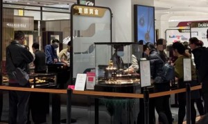 金价飙涨，老铺黄金反成“性价比之王”？消费者疯抢，专家提醒：小心站岗