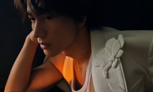 曝47岁言承旭已无法行走，膝盖积水肿大，暂时停工休养