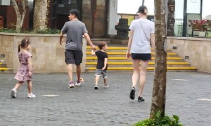 撒贝宁携家人购物，妻子李白扎马尾侧颜超美，女儿穿碎花裙很漂亮