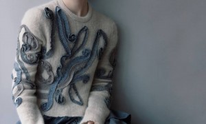 周冬雨现身LV活动，拿小黄鸭凝视合影玩自嘲，脸又瘦又小一点不垮