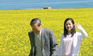 翁帆现身杨振宁葬礼，穿黑衣戴白花哭肿眼睛，站首位陪孩子们回礼