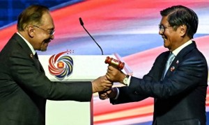 马科斯执掌东盟,菲律宾军方立即放话,不许船只进仁爱礁,否则后果自负!